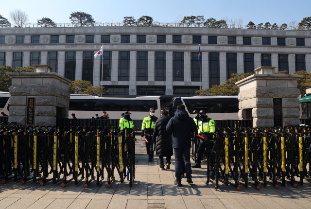 윤석열 대통령의 탄핵심판 7차 변론이 열린 11일 서울 종로구 헌법재판소 주변에서 경찰이 근무를 서고 있다. 최근 윤 대통령 지지자들이 온라인에서 헌법재판소 난동을 모의한 정황이 포착된 이후, 경찰은 이날 오전부터 기동대 46개 부대 2700여명과 경찰버스 140대를 투입해 차로와 인도 통행을 제한하고 있다. 연합뉴스