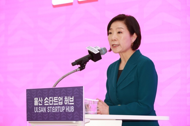 오영주 중소벤처기업부 장관이 11일 울산에서 열린 울산스타트업허브 개소식에서 축사를 하고 있다. 중기부 제공