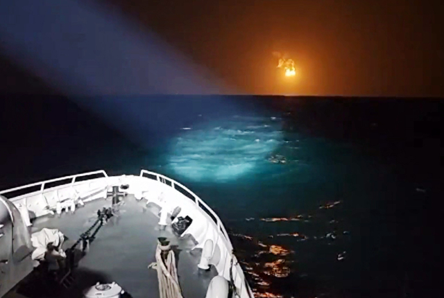 지난 10일 오후 전남 여수시 삼산면 하백도 인근 해상에서 여수해양경찰서 직원들이 제22서경호 침몰 사고 실종자들을 찾기 위한 야간 수색을 하고 있다. 부산 선적 139t급 대형 저인망(저인망)어선인 제22서경호는 지난 8일 오전 침몰해 5명이 숨지고, 5명이 실종됐다. 여수해양경찰서 제공