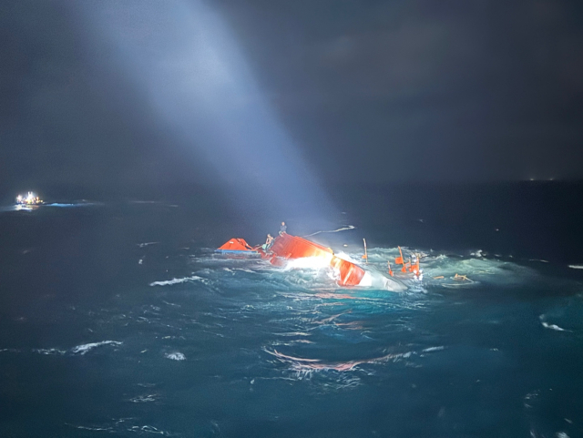 12일 오후 제주 서귀포시 표선면 남서쪽 12km 해상에서 전복된 서귀포 선적 근해연승어선 A호(32t)의 모습. 제주지방해양경찰청 제공. 연합뉴스