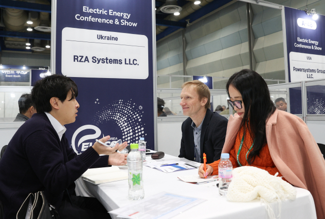 산업통상자원부와 코트라(KOTRA), 한국전기산업진흥회(KOEMA)가 12~13일 서울 코엑스에서 개최한 ‘일렉스 코리아 2025’에서 기업들이 바이어와 상담하고 있다. 코트라 제공