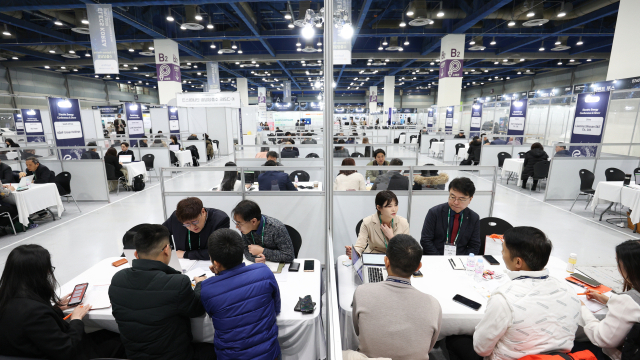 산업통상자원부와 코트라(KOTRA), 한국전기산업진흥회(KOEMA)가 12~13일 서울 코엑스에서 개최한 ‘일렉스 코리아(ELECS KOREA) 2025’에서 기업들이 바이어와 상담하고 있다. 코트라 제공