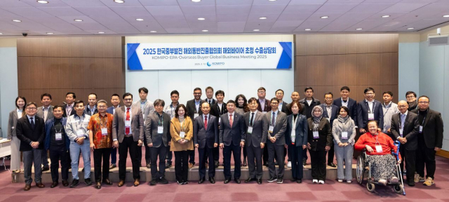 한국중부발전 이영조 사장(가운데), 해동진 회장사 조선영 대표 등이 해외 바이어들과 기념 촬영을 하고 있다. 중부발전 제공