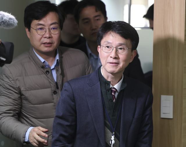 박종원 산업통상자원부 통상차관보가 지난 10일 서울 송파구 철강협회에서 열린 '미국의 철강·알루미늄 제품군 대상 관세 부과 계획' 관련 긴급 점검 회의에 참석하기 위해 회의실로 향하고 있다. 연합뉴스