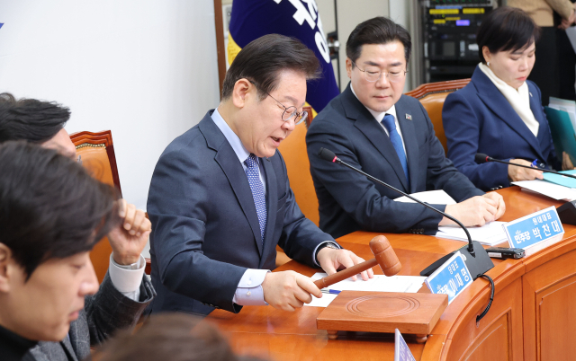 더불어민주당 이재명 대표, 박찬대 원내대표가 14일 국회에서 열린 최고위원회의에서 의사봉을 두드리고 있다. 연합뉴스