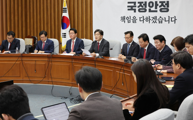 국민의힘 권성동 원내대표(왼쪽 네번째)가 14일 국회에서 열린 원내대책회의에서 발언하고 있다. 연합뉴스