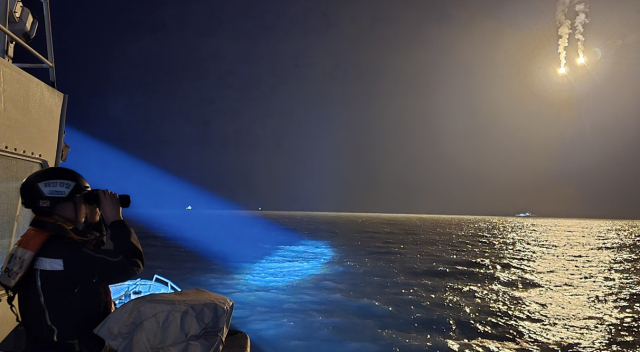 13일 전북 부안군 왕등도 인근 해상에서 해경이 어선 화재로 실종된 선원 수색을 진행하고 있다. 연합뉴스