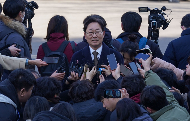 국회 탄핵소추단 위원 더불어민주당 박범계 의원이 지난달 23일 오후 서울 종로구 헌법재판소에서 열린 윤석열 대통령 탄핵심판 4차 변론기일에 참석하며 취재진의 질문에 답하고 있다. 연합뉴스