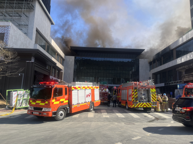14일 오전 10시 51분께 부산 기장군 반얀트리 신축 공사장에서 불이 나 소방당국이 진화 작업을 벌이고 있다. 부산 기장경찰서 제공