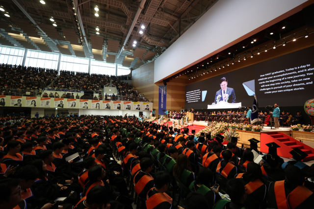 한국과학기술원(KAIST, 총장 이광형)은 14일 오후 2시 대전 본원 류근철스포츠컴플렉스에서 2025년도 학위수여식을 개최했다. KAIST 제공