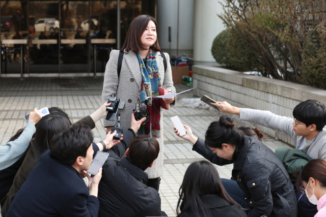 불법 촬영 혐의로 재판에 넘겨진 축구선수 황의조가 올해 2월 14일 서울 서초구 서울중앙지법에서 열린 1심에서 징역 1년에 집행유예 2년을 선고받자 피해자 측 변호인인 이은의 변호사가 항소 관련 발언을 하고 있다. 연합뉴스