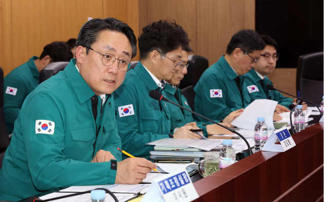 강도형 해양수산부 장관이 14일 정부세종청사 해수부 중회의실에서 열린 어선 사고 긴급 현안 회의에서 최근 연이은 어선 사고 상황 공유 및 해양 사고 예방을 위한 제도관리 등을 논의하고 있다. 연합뉴스