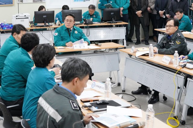 강도형 해양수산부 장관이 14일 전북 부안군을 찾아 어선 화재 사고 수색구조 상황을 점검하고 있다. 해수부 제공