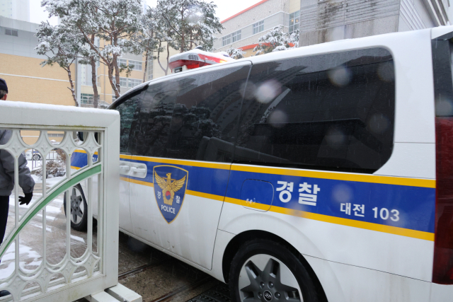 대전 초등학생 김하늘 양 피살사건이 발생한 대전 서구의 한 초등학교에 경찰 형사기동대 차량이 들어서고 있다. 이날 오전 학교에 합동분향소가 마련되면서 경찰은 학교 내외부 질서와 안전을 위해 순찰을 강화하기로 했다. 연합뉴스