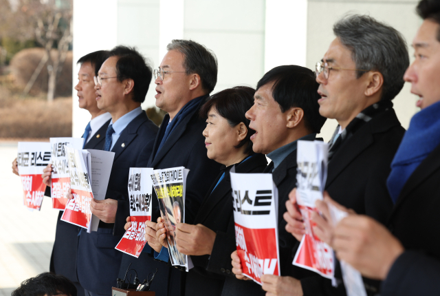 더불어민주당 명태균게이트 진상조사단이 14일 서울 서초구 대검찰청을 항의 방문하기 전 취재진 앞에서 구호를 외치고 있다. 왼쪽부터 박균택, 송재봉, 이연희, 서영교, 이성윤, 김기표, 김용만, 염태영 의원. 연합뉴스