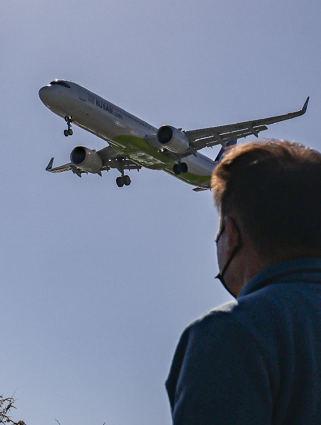 부산 김해국제공항 활주로로 착륙하는 에어부산 항공기. 김종진 기자 kjj1761@