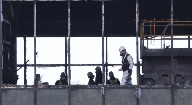 올해 2월 16일 부산 기장군 오시리아 관광단지 ‘반얀트리 해운대 부산’ 공사장 화재 현장에서 소방청, 국과수, 과학수사대, 고용노동부 등의 합동 감식이 진행되고 있다. 올해 2월 14일 발생한 화재로 작업자 6명이 숨졌다. 정종회 기자 jjh@