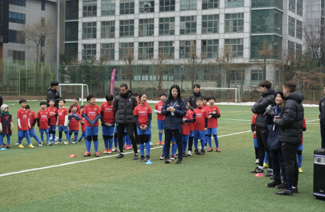 한국산업단지공단 서울지역본부는 지난 15일 금천구 서울디지털운동장에서 G밸리 입주기업 근로자 자녀들을 대상으로 ‘FC바르셀로나 G밸리 축구클리닉’을 개최했다. 산업단지공단 제공