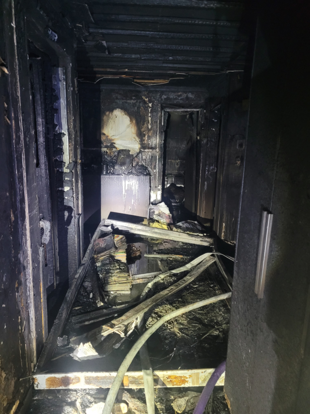 17일 오전 4시 46분 울산시 남구 한 아파트 6층에서 불이 나 해당 세대 천장 등이 온통 시커멓게 타버렸다. 울산소방본부 제공