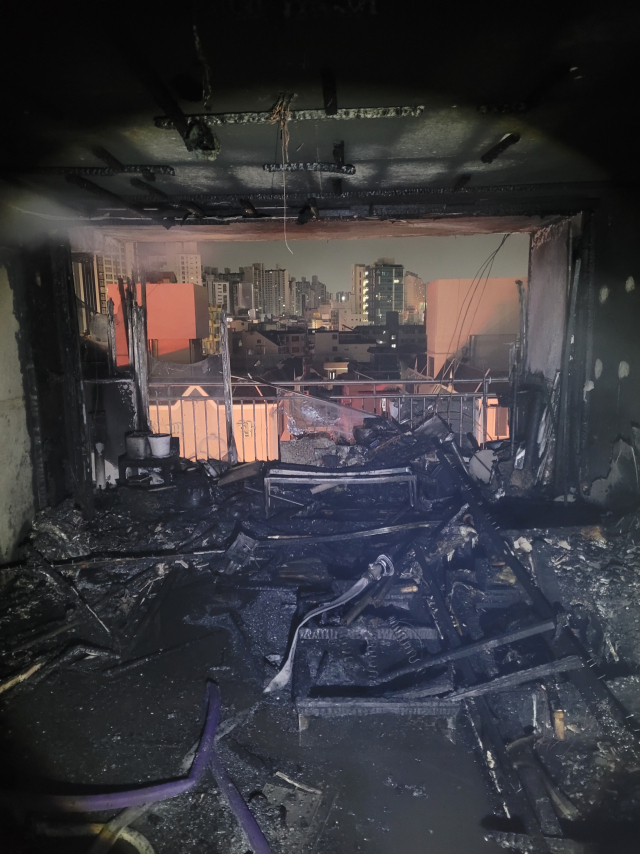 17일 오전 4시 46분 울산시 남구 신정동 한 10층짜리 아파트 6층에서 불이 나 아파트 내부가 온통 시커멓게 타버렸다. 울산소방본부 제공