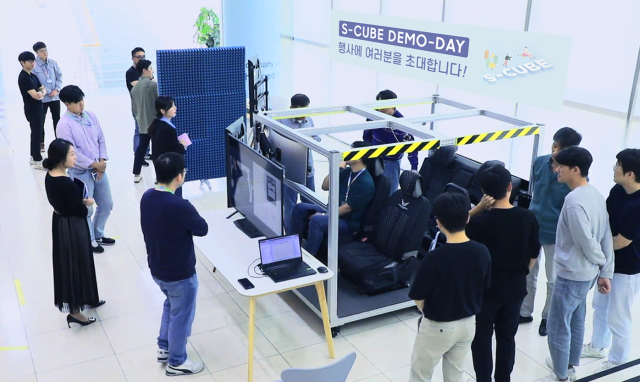 삼성전기 직원들이 스타트업 데모데이 행사를 관람하고 있다.삼성전기 제공