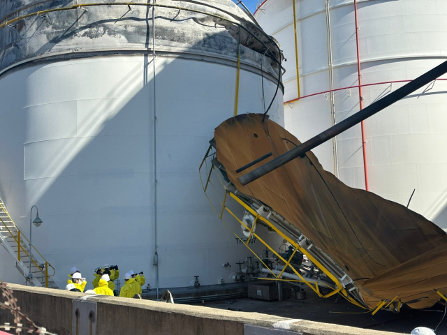 지난 17일 울산해경과 국립과학수사연구원, 소방, 고용노동부 등 8개 기관이 유나이티드터미널코리아(UTK) 유류 탱크에서 발생한 폭발·화재 현장에서 화인을 밝히기 위한 합동감식을 하고 있다. 독자 제공