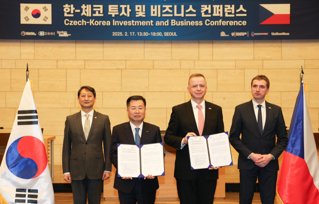 코트라(KOTRA)는 17일 서울 중구에서 체코 투자청(Czech Invest)과 한-체코 경제협력 강화를 위한 투자유치 분야 업무협약을 체결했다. (왼쪽부터) 안덕근 산업통상자원부 장관, 강경성 코트라 사장, 얀 미할(Jan Michal) 체코투자청장, 루카쉬 블체크(Lukas Vlcek) 체코산업통상부 장관. 코트라 제공