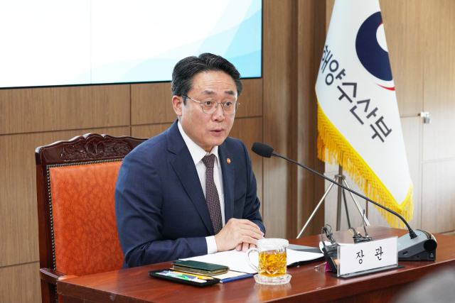 강도형 해양수산부 장관이 17일 정부세종청사 해수부 대회의실에서 출입기자단 간담회를 열고 ‘2025년 해양수산부 중점 추진과제와 현안’에 관해 설명하고 있다. 해수부 제공