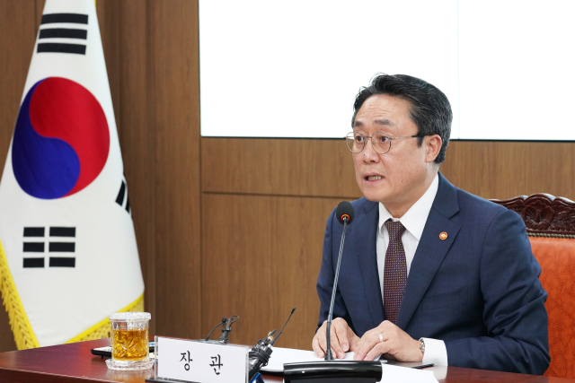 강도형 해양수산부 장관이 17일 정부세종청사 해수부 대회의실에서 출입기자단 간담회를 열고 ‘2025년 해양수산부 중점 추진과제와 현안’에 관해 설명하고 있다. 해수부 제공