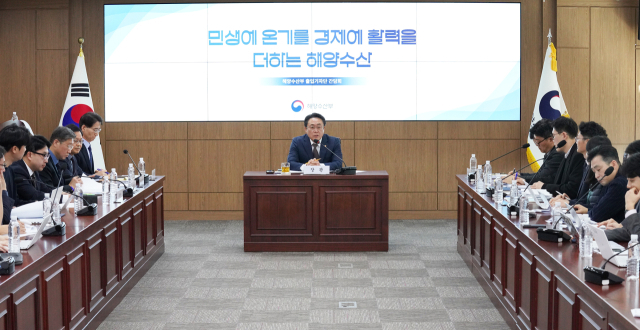 강도형 해양수산부 장관이 17일 정부세종청사 해수부 대회의실에서 출입기자단 간담회를 열고 ‘2025년 해양수산부 중점 추진과제와 현안’에 관해 설명하고 있다. 해수부 제공