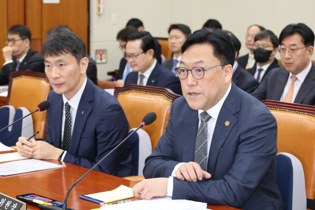 김병환 금융위원장이 18일 국회 정무위원회 전체회의에서 위원 질의에 답변하고 있다. 왼쪽은 이복현 금융감독원장. 연합뉴스