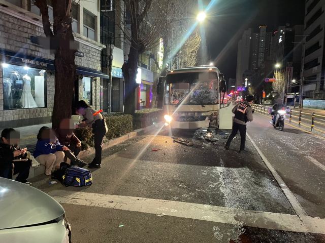 18일 오후 10시께 5분께 진주시 강남동 진주교 인근 도로에서 택시 1대와 시외버스 2대가 잇따라 추돌해 7명이 다쳤다. 경남소방본부 제공