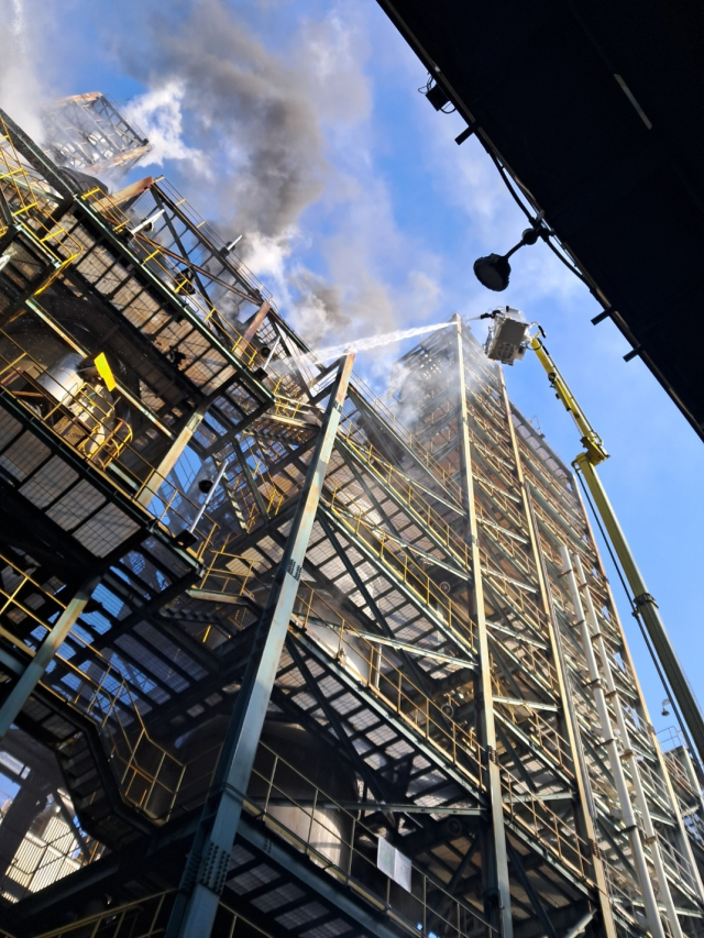 19일 오전 울산 울주군 온산읍 대정리 고려아연 2공장에서 화재가 발생해 소방당국이 특수차와 펌프 등을 동원해 진화 작업을 벌이고 있다. 울산소방본부 제공