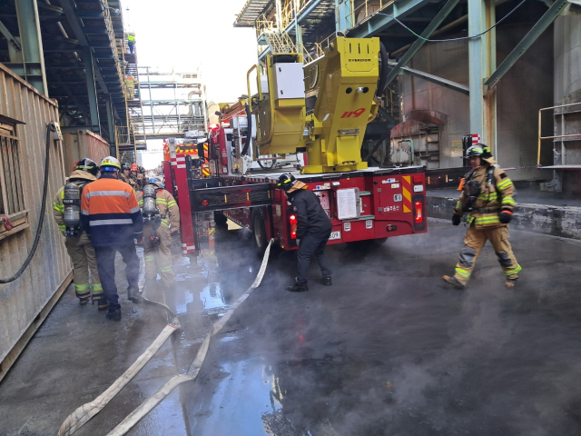 19일 오전 울산 울주군 온산읍 대정리 고려아연 2공장에서 화재가 발생해 소방당국이 진화 작업을 벌이고 있다. 울산소방본부 제공