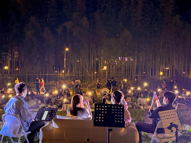진주시가 야간관광 활성화를 위해 도입한 남강별밤피크닉 모습. 축제기간이 아닌 봄·여름철 관광객 확보에 도움이 되고 있다. 진주시 제공