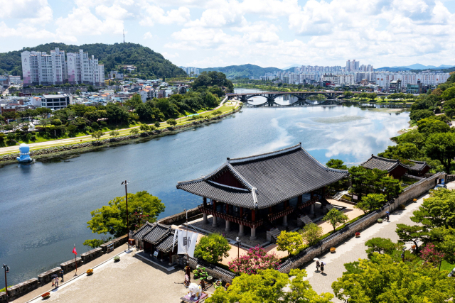 진주시는 주요 관광지를 중심으로 ‘스탬프 투어’를 운영하며, 하모 굿즈를 제공할 계획이다. 진주시 제공