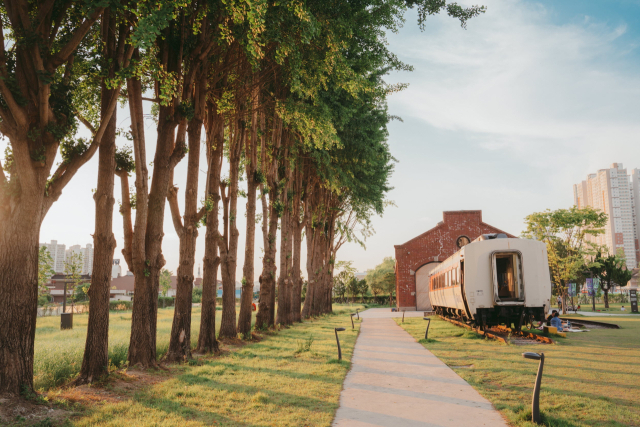 진주시가 새롭게 조성한 철도문화공원 모습. 지역의 대표 관광지로 거듭나고 있다. 진주시 제공
