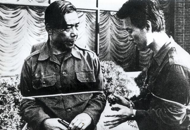 1979년 당시 김재규 중정부장이 박 전 대통령 시해사건 현장 검증하는 모습. 부산일보DB