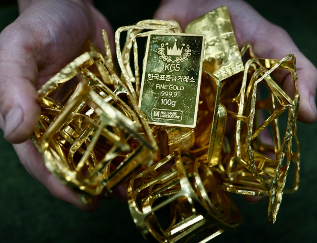 19일 서울 종로구 한국표준금거래소 공장에서 직원이 골드바 주조 작업에 앞서 5kg분량의 금을 보이고 있다. 지난 18일 블룸버그통신에 따르면 골드만삭스의 애널리스트 리나 토머스와 단 스트루이븐은 최근 보고서에서 각국 중앙은행의 금 매입 증가와 금 기반 상장지수펀드에 대한 자금 유입으로 연말 금 가격 목표를 온스당 3천100달러로 올린다고 밝혔다. 연합뉴스