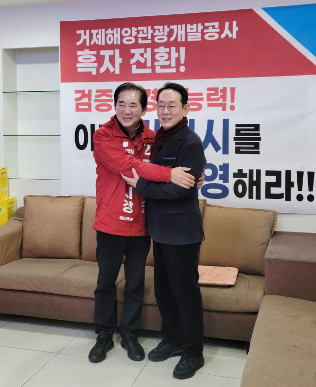 정연송 예비후보가 20일 선거사무소를 방문한 김도읍 국회의원과 기념촬영을 하고 있다. 정연송 예비후보 제공