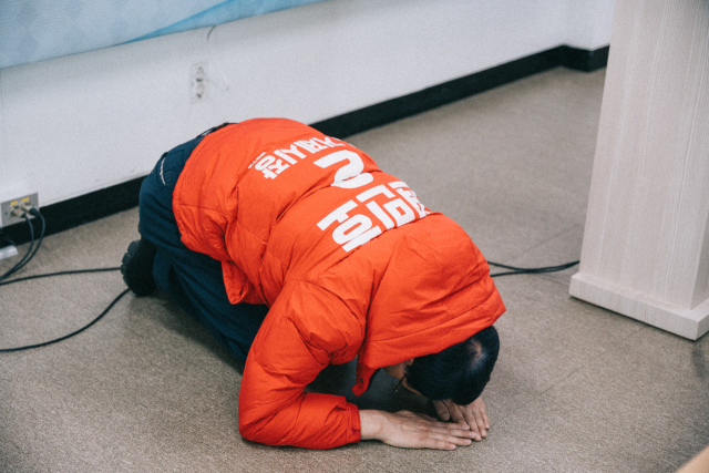 권민호 예비후보는 20일 거제시청 브리핑룸에서 기자회견을 열고 “이번 재선거는 거제시와 국민의힘 당의 운명을 결정짓는다 해도 과언이 아니다”며 “시민만 바라보고, 오직 거제 발전과 민생 안정을 위해 담대하게 나아가겠다”고 밝혔다. 권 후보가 회견에 앞서 큰절을 하고 있다. 권민호 예비후보 제공