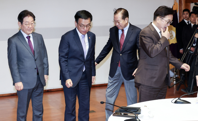 여야정 국정협의회 첫 회의가 20일 오후 국회 사랑재에서 열려 참석자들이 기념사진을 찍은 뒤 자리로 이동하고 있다. 왼쪽부터 이재명 더불어민주당 대표, 최상목 대통령 권한대행 부총리 겸 기획재정부 장관, 권영세 국민의힘 비대위원장, 우원식 국회의장. 연합뉴스