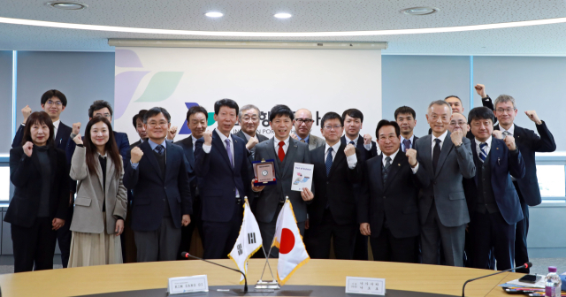 인천항만공사(IPA) 임직원들이 일본 아이치현 사절단과 기념사진을 촬영하고 있다. IPA 제공