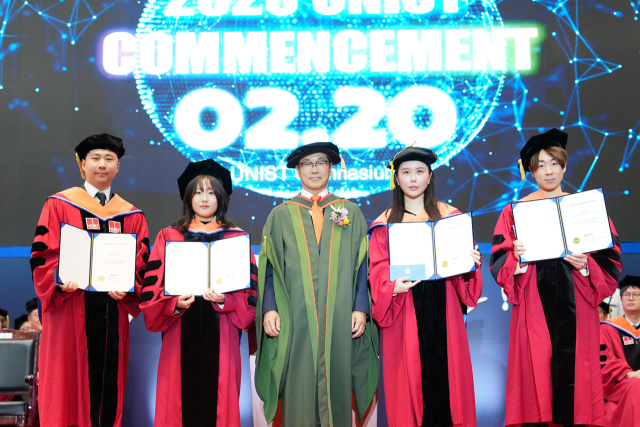 ‘2025학년도 UNIST 학위수여식’에서 UNIST 우수논문상 수상자들이 박종래 총장과 기념사진을 촬영하고 있다. UNIST 제공