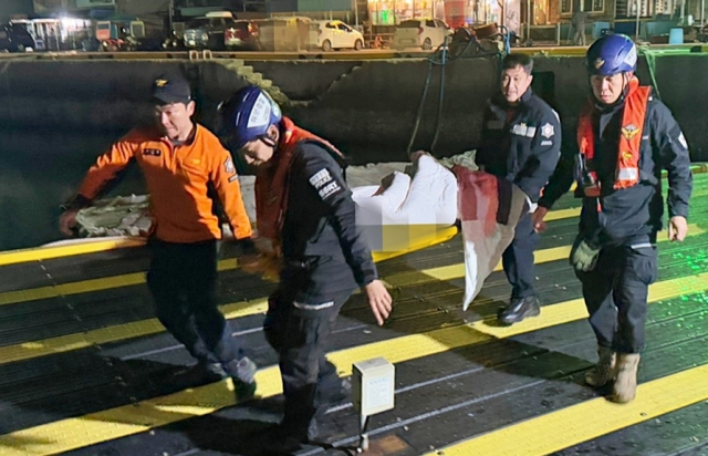 20일 오후 7시 14분 통영시 욕지도에서 응급환자 발생해 통영해양경찰서 구조대가 긴급 이송에 나섰다. 통영해양경찰서 제공