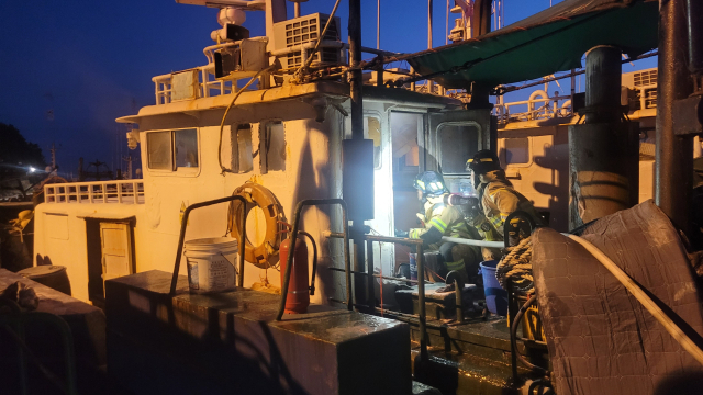 20일 오후 6시 30분께 고성군 하일면 춘암리 항구에 정박 중이던 27t급 선박 조타실에서 원인을 알 수 없는 화재가 발생했다. 고성소방서 제공