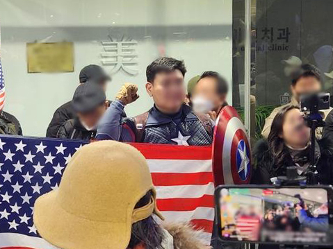 지난 10일 서울 중구 국가인권위원회에서 열린 '2025년 제2차 전윈위원회'를 앞두고 마블 캐릭터 '캡틴 아메리카' 복장을 한 윤석열 대통령 지지자가 시위하고 있다. '캡틴 아메리카' 복장의 안 모씨는 14일 오후 7시 36분깨 서울 중구 명동 중국대사관에 난입을 시도하다가 경찰에 건조물 침입 미수 혐의로 현행범 체포됐다. 연합뉴스