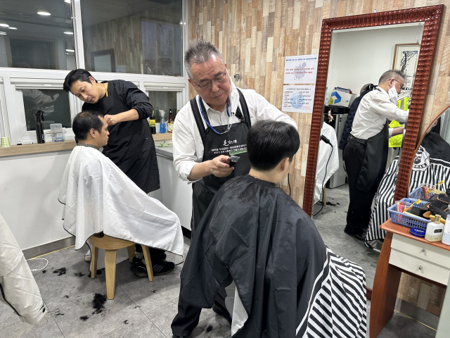 올해 초 재개장한 울산항 선원복지센터에서 지역 이발 봉사자들이 서비스 제공을 시작했다. UNIST 제공