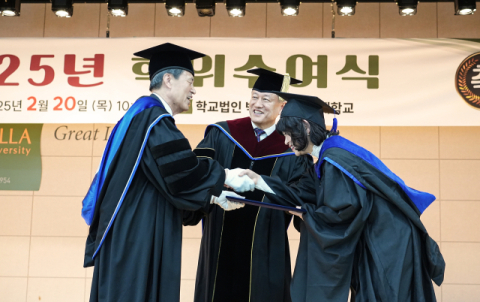 20일 오전 신라대 미래항공융합관 대강당에서 2024학년도 전기 학위수여식이 진행되고 있다. 신라대 제공