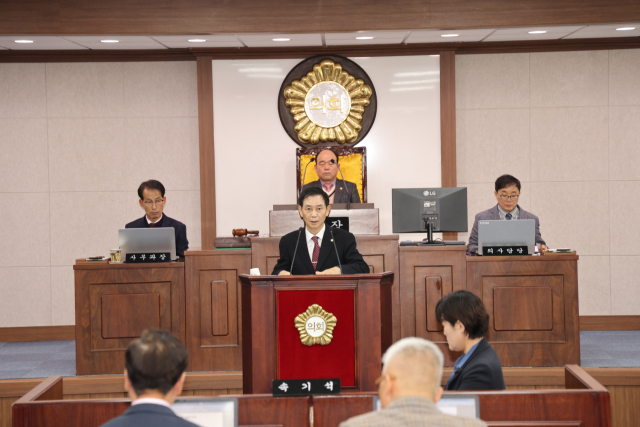 합천군의회 이한신 의원(국민의힘, 합천읍·율곡·대병·용주면)이 14일, 군의회 임시회 5분 자유발언에서 ‘합천형 외국인 간병인 제도’ 도입을 주장하고 있다. 합천군의회 제공